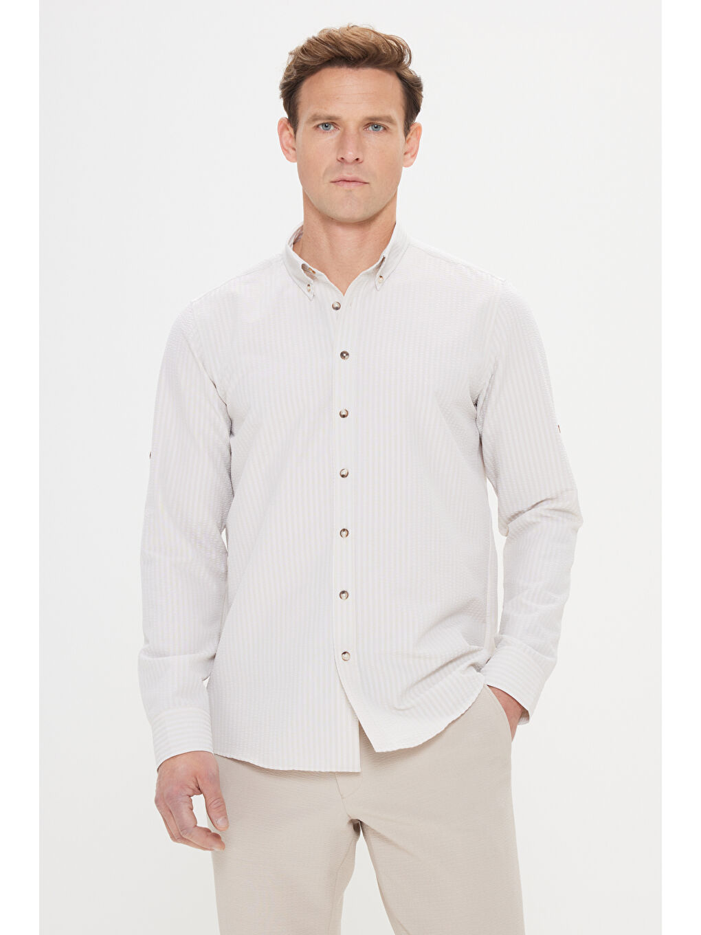 Erkek Bej Slim Fit Dar Kesim Gofre Desenli Düğmeli Yaka Hafif Kumaş Gömlek