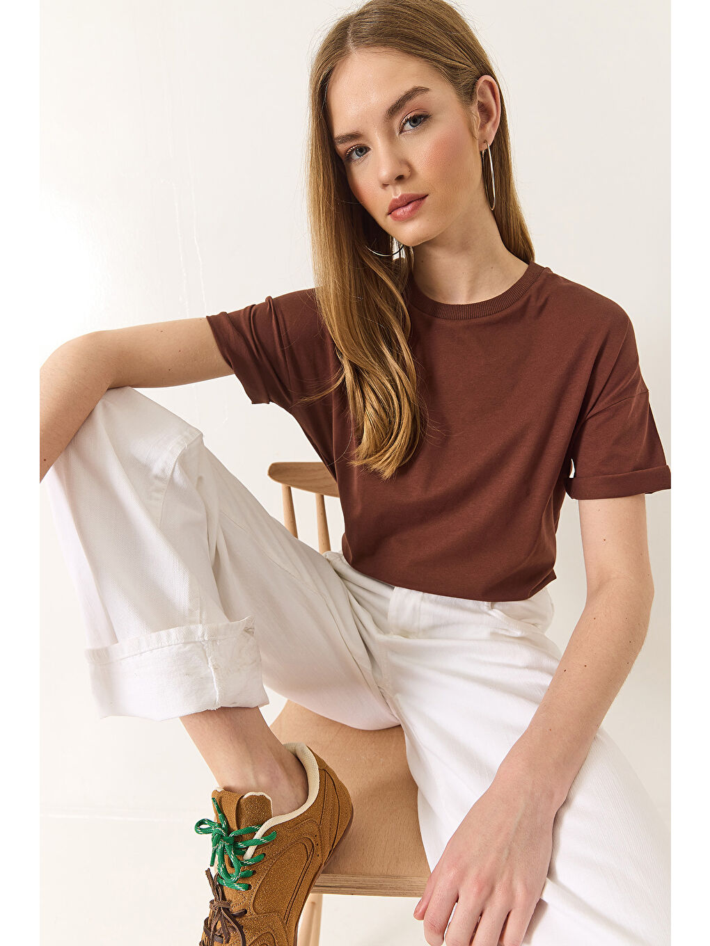 Kahverengi Kadın % Organik Pamuk Relaxed Fit Yırtmaçlı Yuvarlak Yakalı T-Shirt-1