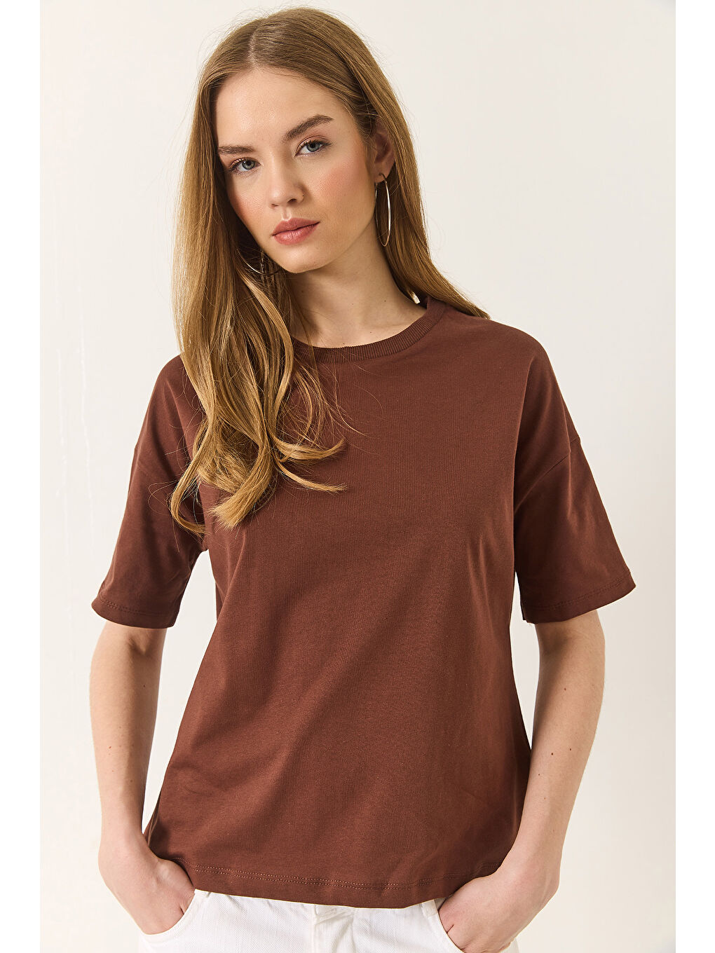 Kahverengi Kadın % Organik Pamuk Relaxed Fit Yırtmaçlı Yuvarlak Yakalı T-Shirt-3