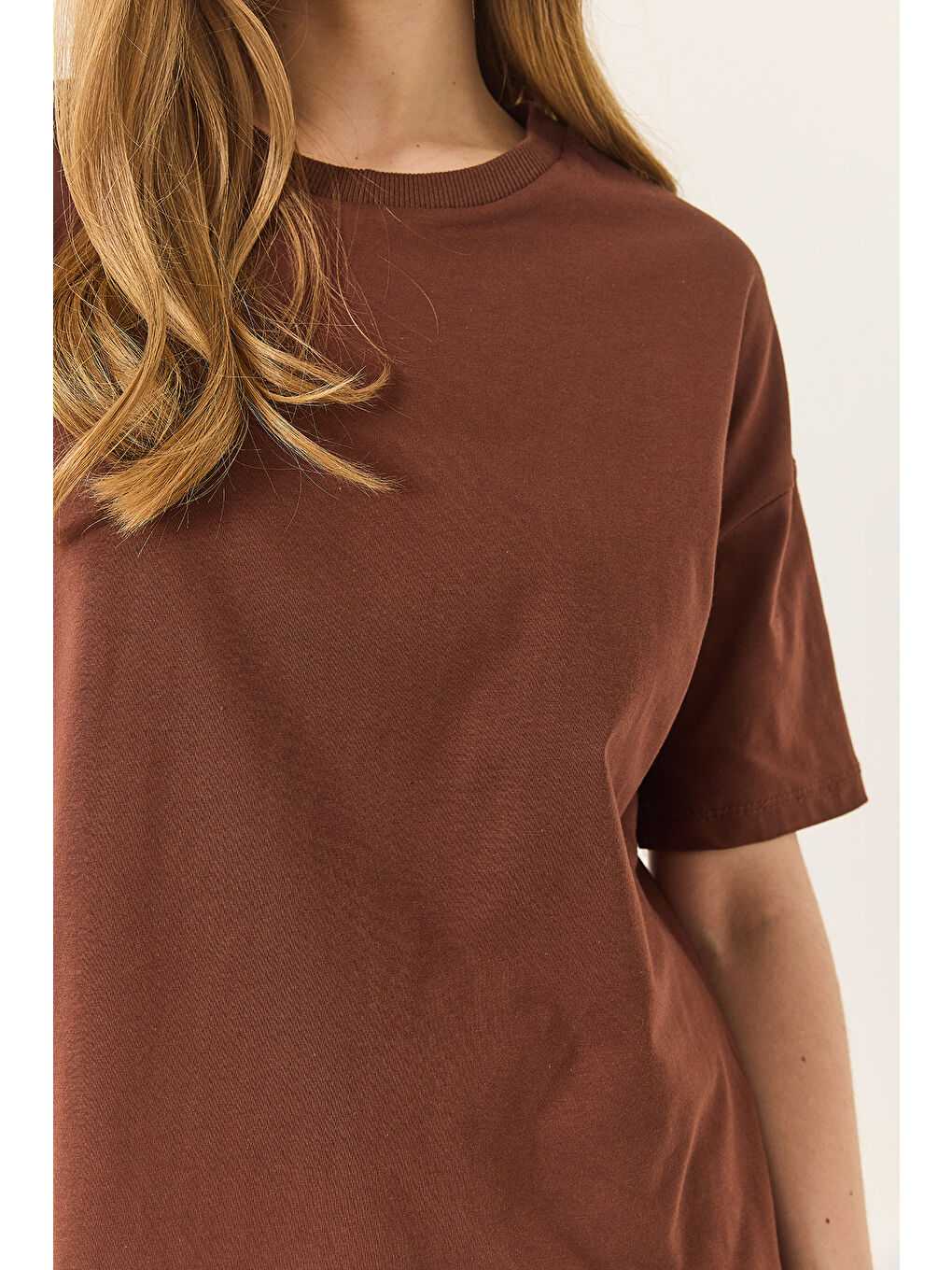 Kahverengi Kadın % Organik Pamuk Relaxed Fit Yırtmaçlı Yuvarlak Yakalı T-Shirt-4