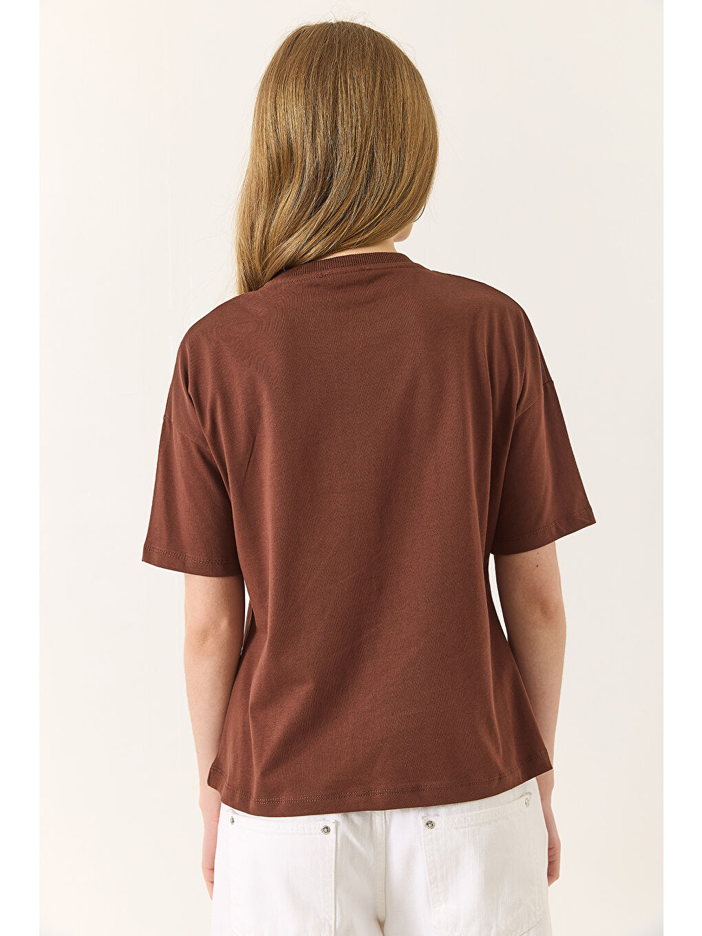 Kahverengi Kadın % Organik Pamuk Relaxed Fit Yırtmaçlı Yuvarlak Yakalı T-Shirt-6