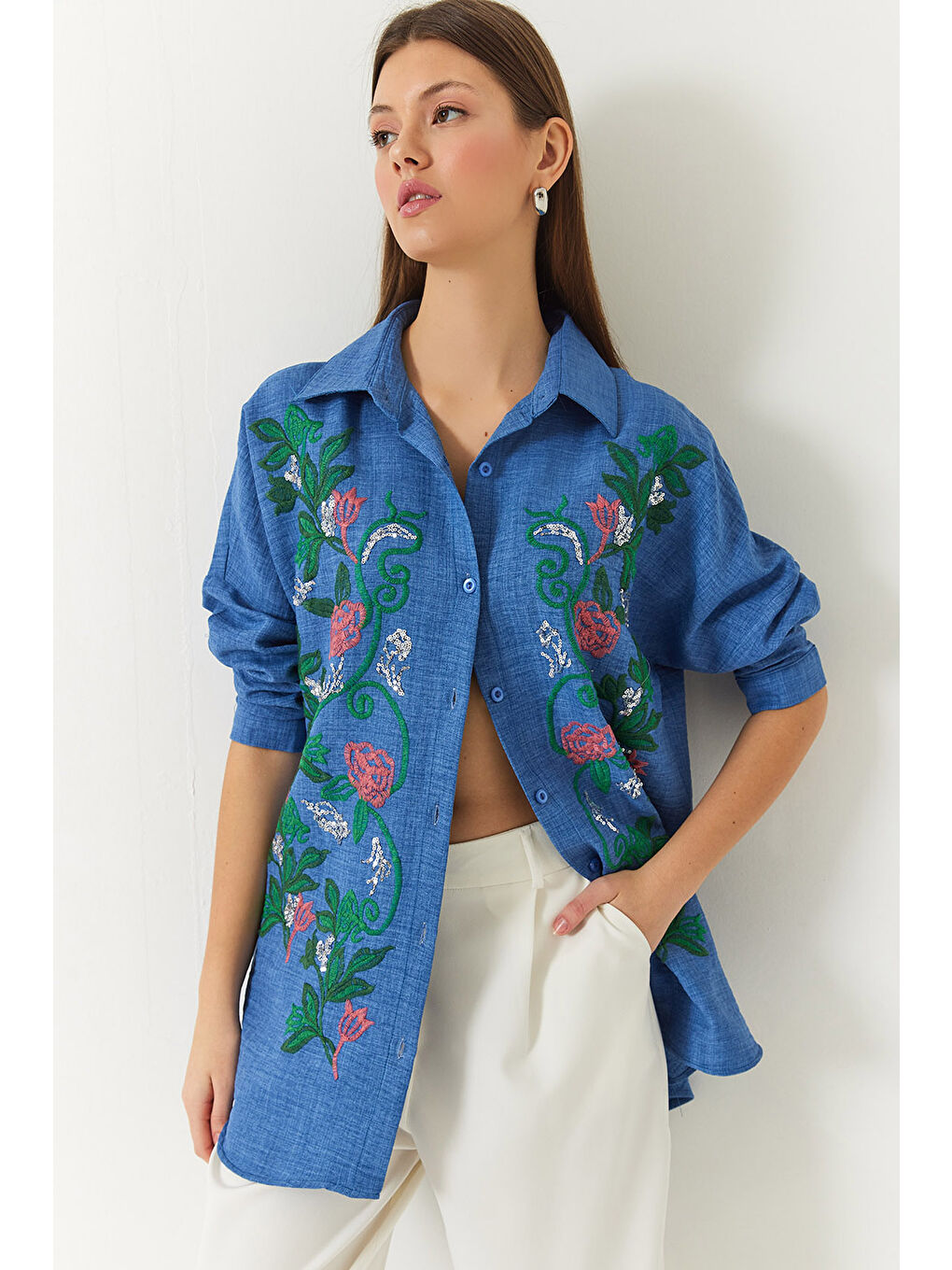 Mavi Kadın Nakışlı Sofya Keten Gömlek