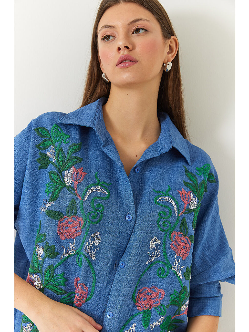 Mavi Kadın Nakışlı Sofya Keten Gömlek-3
