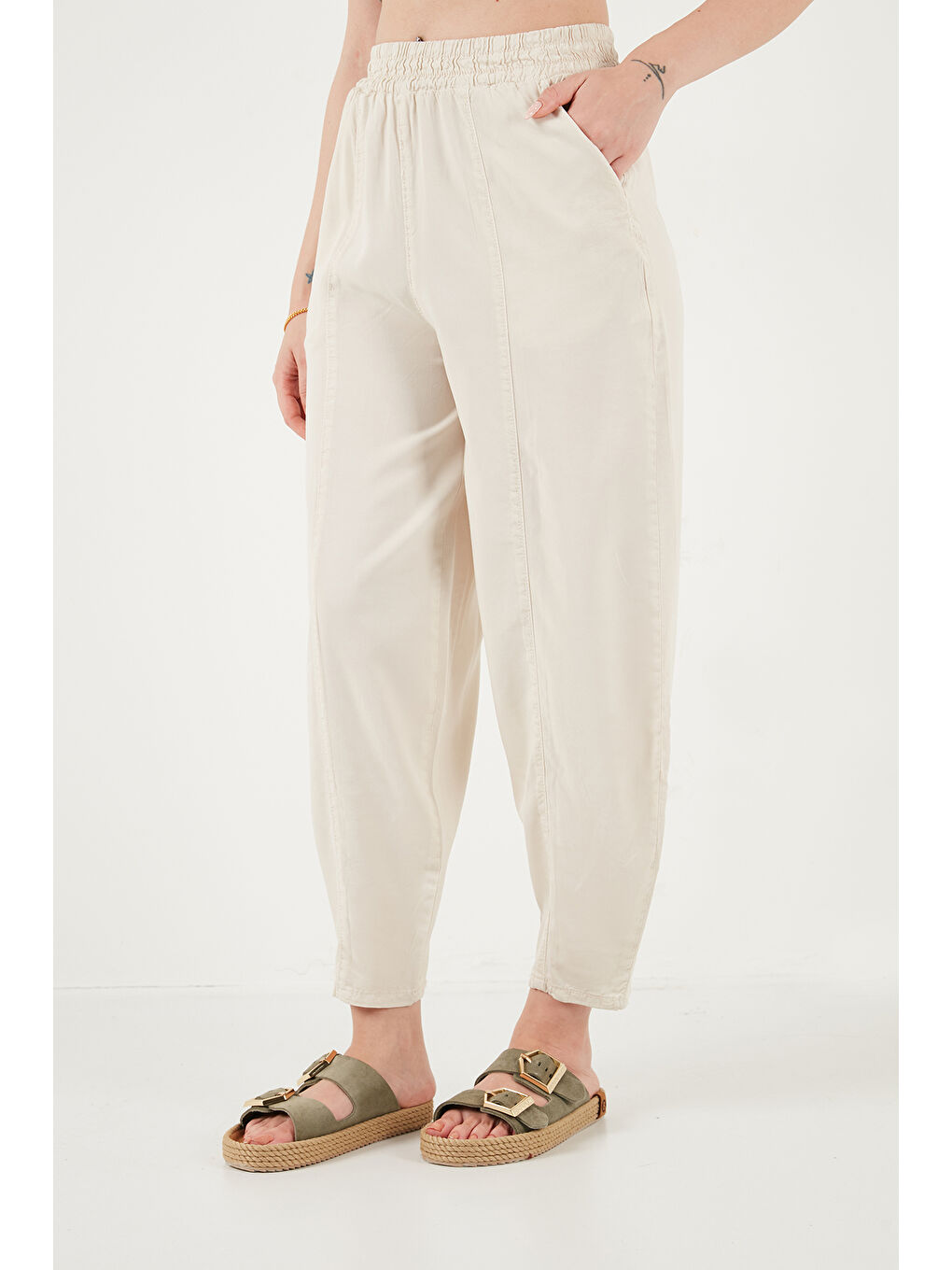 Bej Relaxed Fit Yüksek Bel Daralan Paça Kadın Pantolon 668YP5456-4