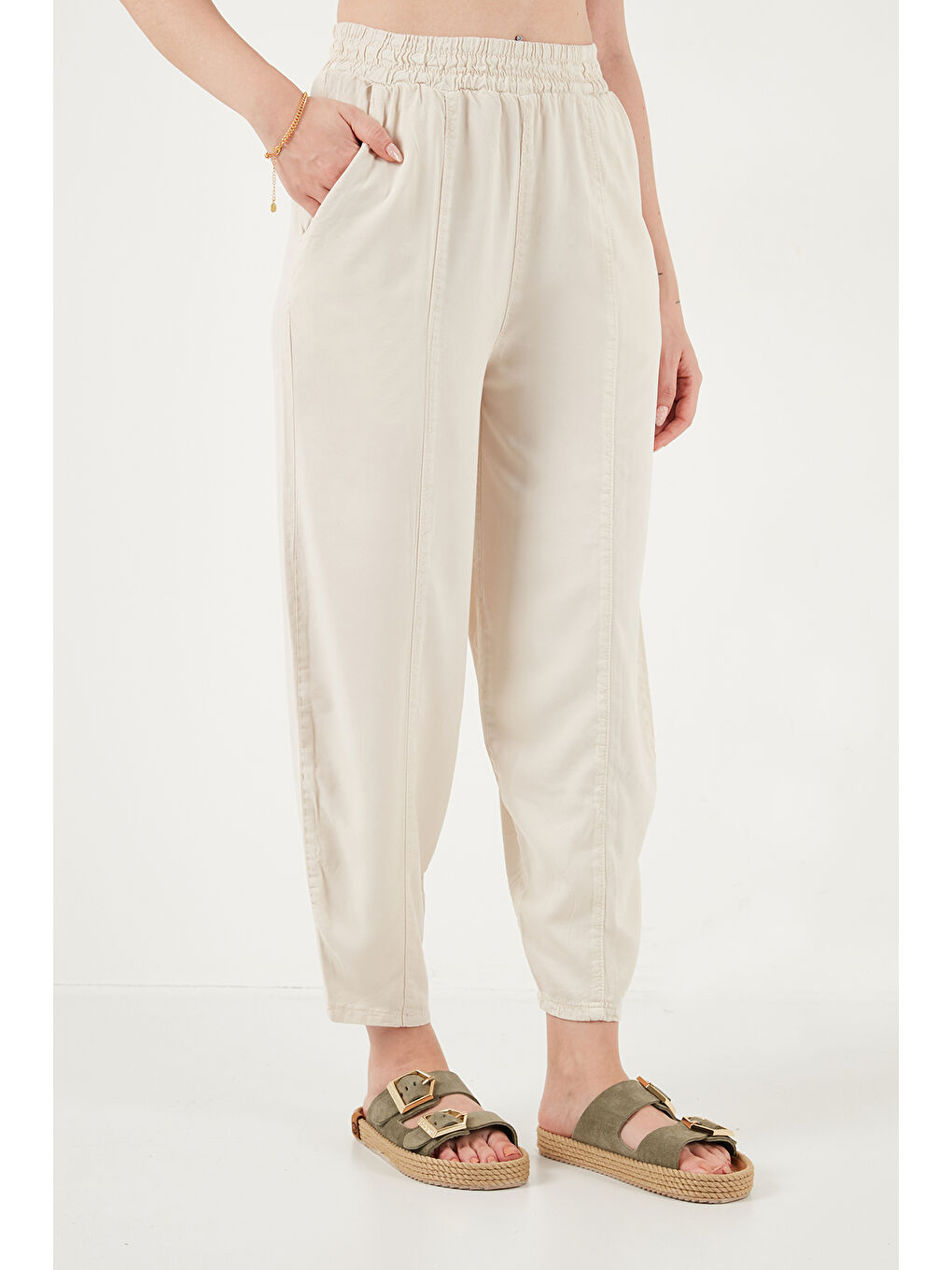 Bej Relaxed Fit Yüksek Bel Daralan Paça Kadın Pantolon 668YP5456-5