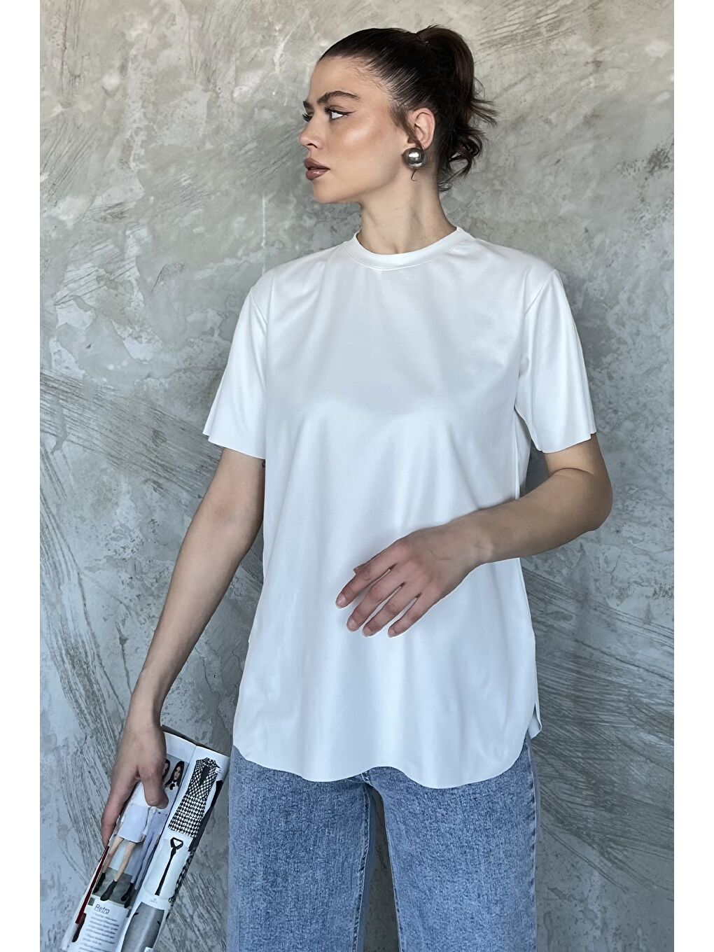 Beyaz Bisiklet Yaka Yan Yırtmaçlı Kadın Tişört-1