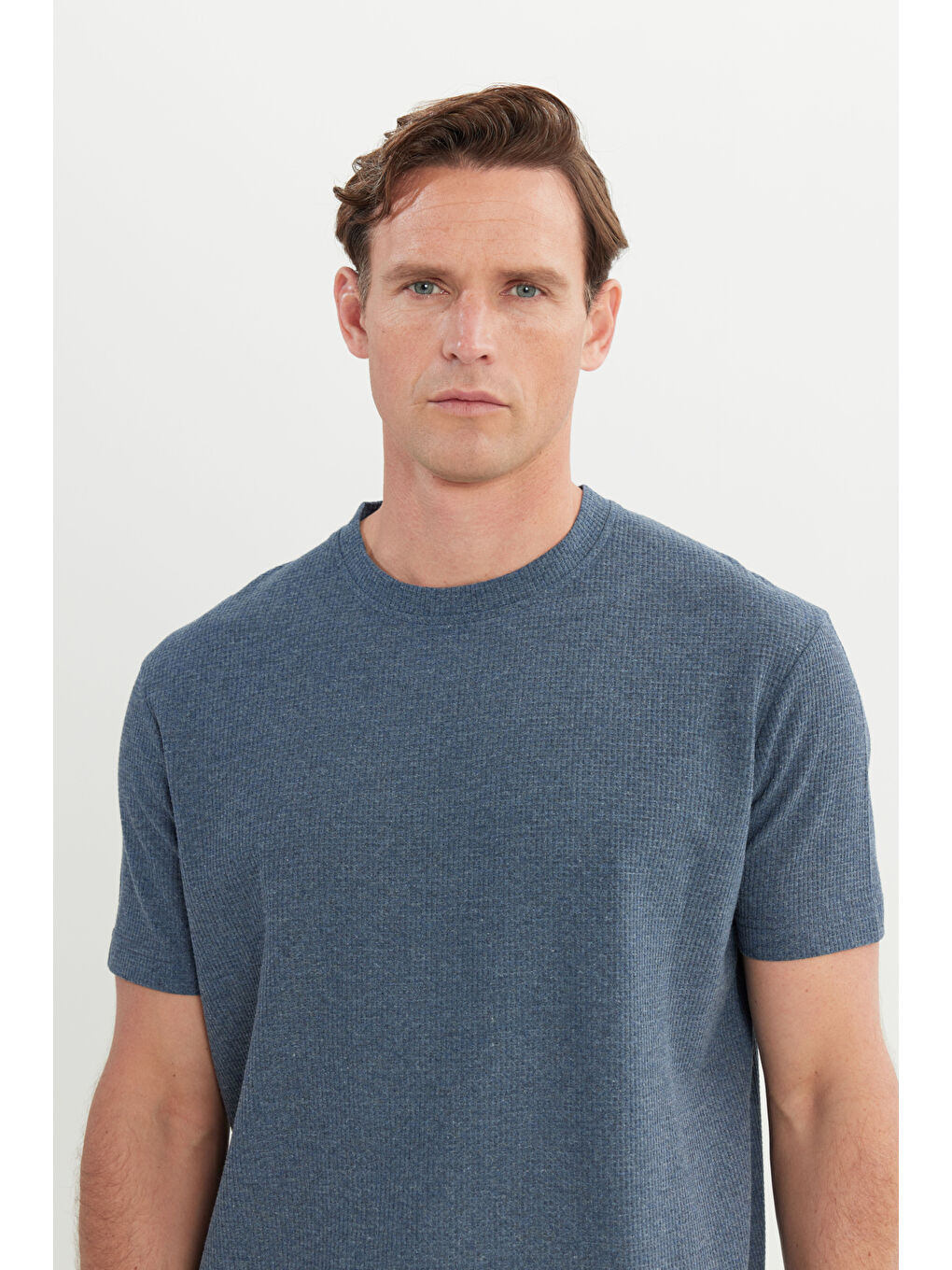 Erkek İndigo Pamuklu Modern Fit Rahat Kesim Bisiklet Yaka Gofre Desenli Tişört-3