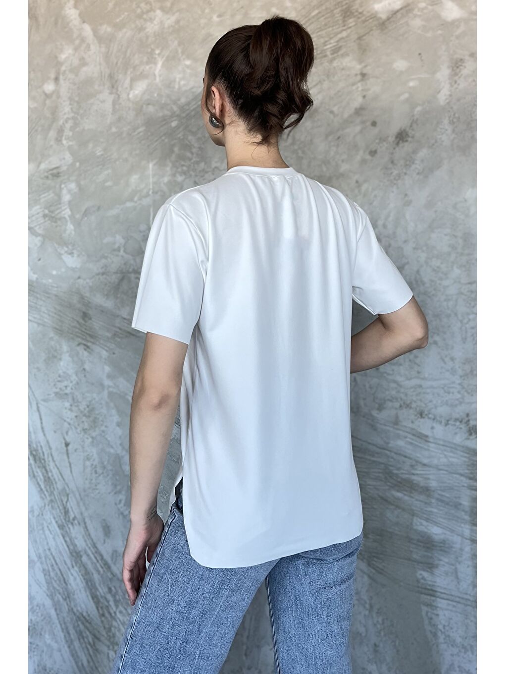 Beyaz Bisiklet Yaka Yan Yırtmaçlı Kadın Tişört-2