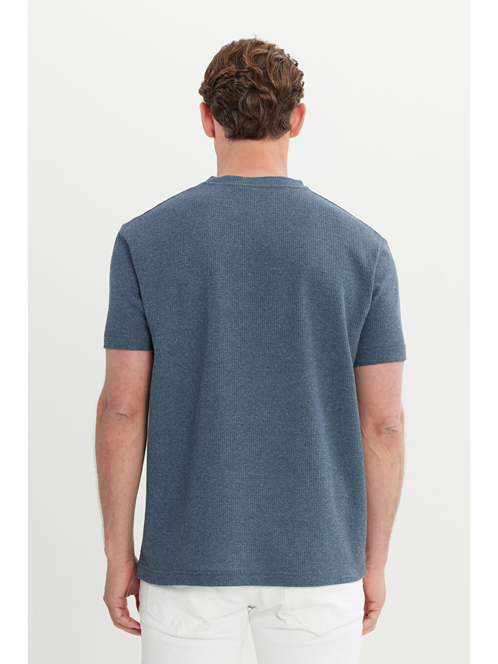 Erkek İndigo Pamuklu Modern Fit Rahat Kesim Bisiklet Yaka Gofre Desenli Tişört-4