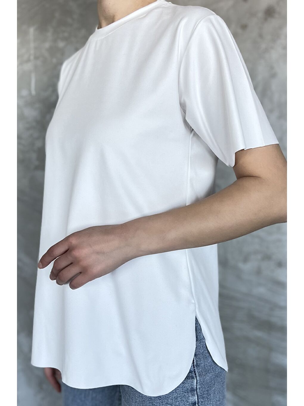 Beyaz Bisiklet Yaka Yan Yırtmaçlı Kadın Tişört-3