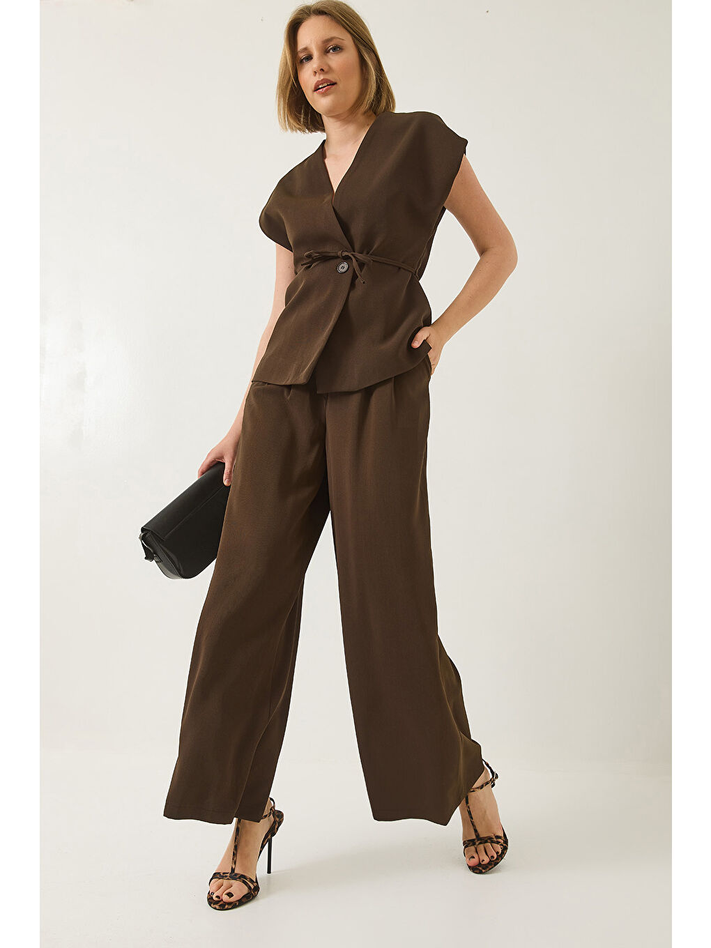 Kahverengi Kadın Kruvaze Yaka Bel Bağlamalı Astarlı Yelek Pileli Bol Pantolonlu Takım-1