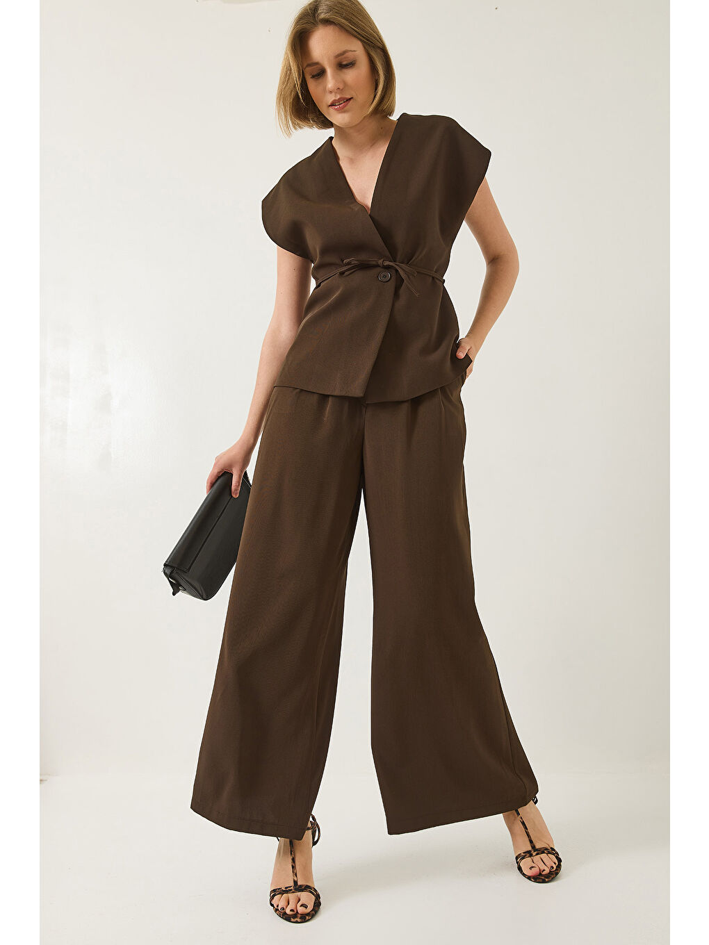 Kahverengi Kadın Kruvaze Yaka Bel Bağlamalı Astarlı Yelek Pileli Bol Pantolonlu Takım-2