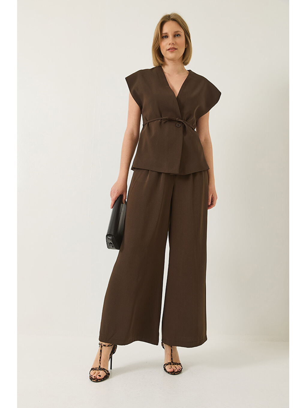 Kahverengi Kadın Kruvaze Yaka Bel Bağlamalı Astarlı Yelek Pileli Bol Pantolonlu Takım-3