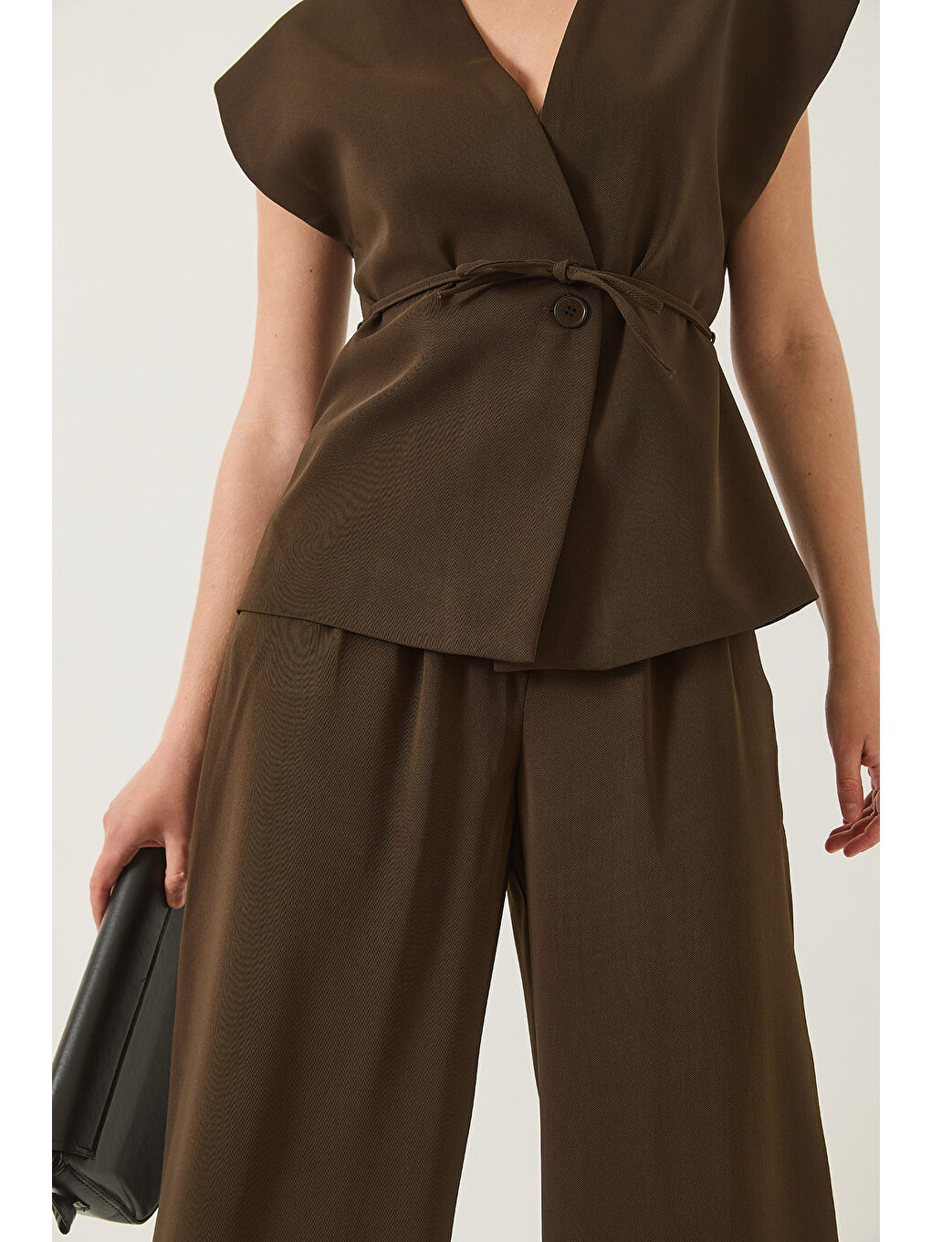 Kahverengi Kadın Kruvaze Yaka Bel Bağlamalı Astarlı Yelek Pileli Bol Pantolonlu Takım-4