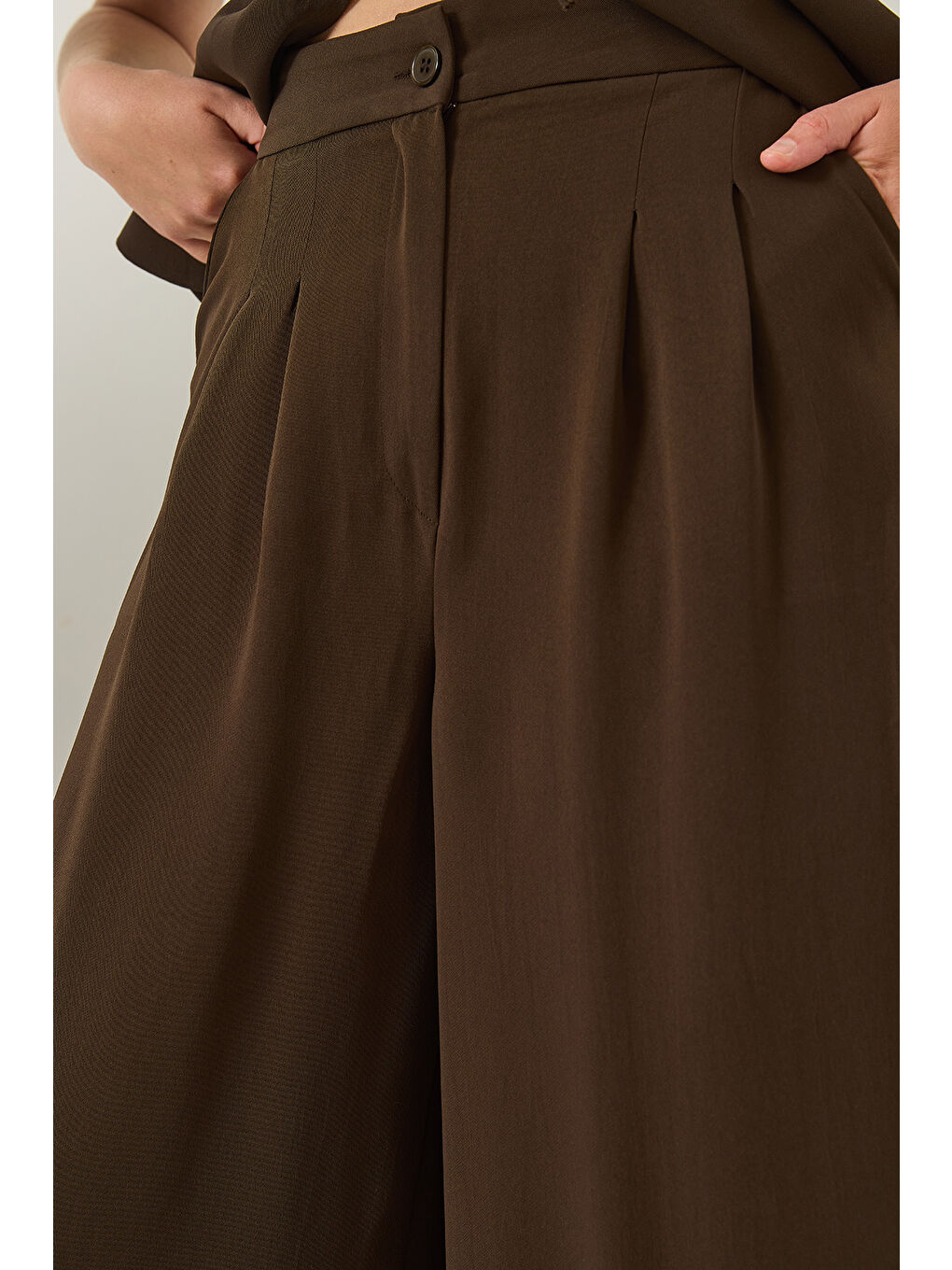 Kahverengi Kadın Kruvaze Yaka Bel Bağlamalı Astarlı Yelek Pileli Bol Pantolonlu Takım-5