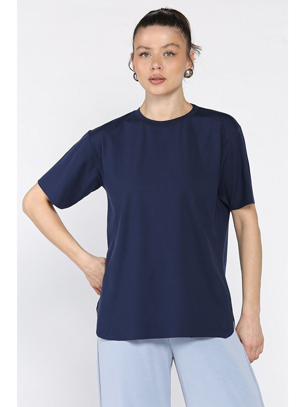 Lacivert Bisiklet Yaka Yan Yırtmaçlı Kadın Tişört-1