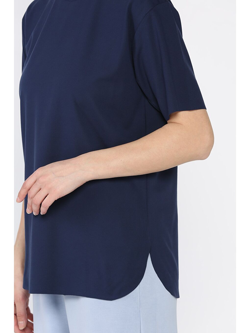 Lacivert Bisiklet Yaka Yan Yırtmaçlı Kadın Tişört-3