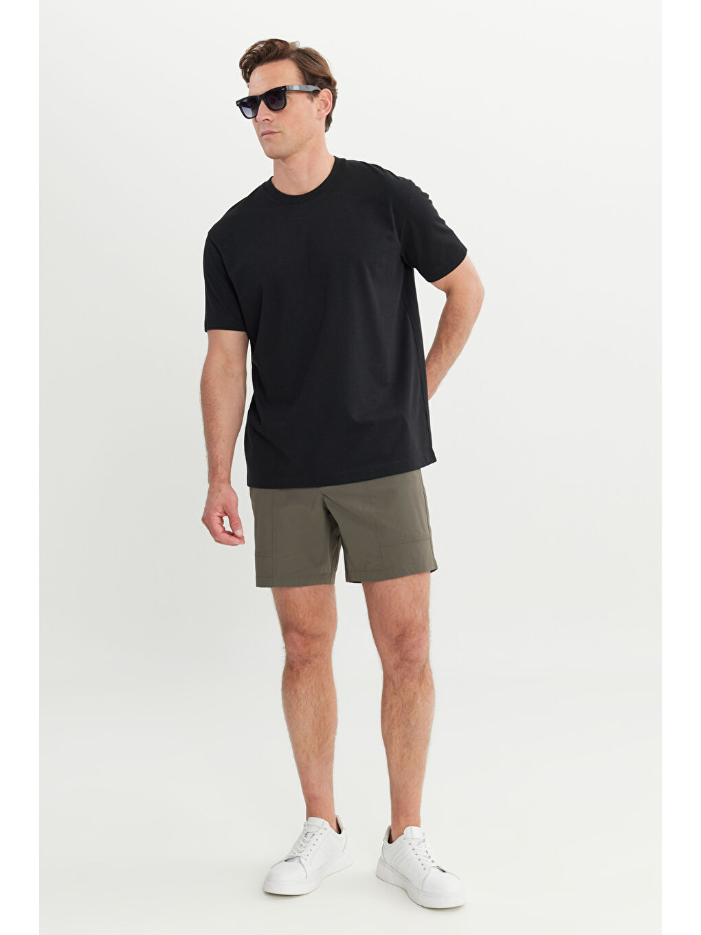 Erkek Siyah Pamuklu Modern Fit Rahat Kesim Bisiklet Yaka Tişört-1