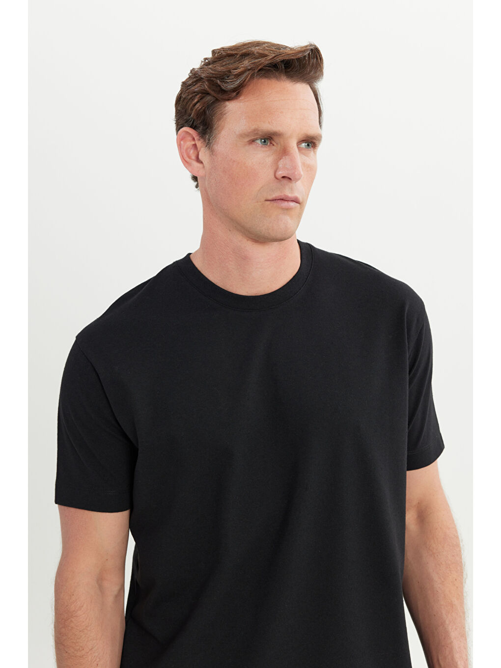 Erkek Siyah Pamuklu Modern Fit Rahat Kesim Bisiklet Yaka Tişört-3