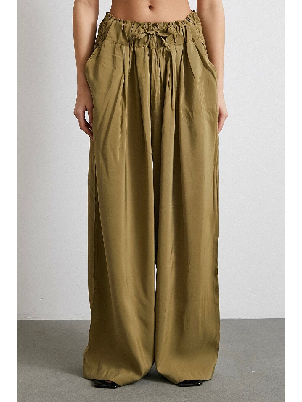 Beli Büzgülü Geniş Paça Rahat Pantolon Yeşil-1