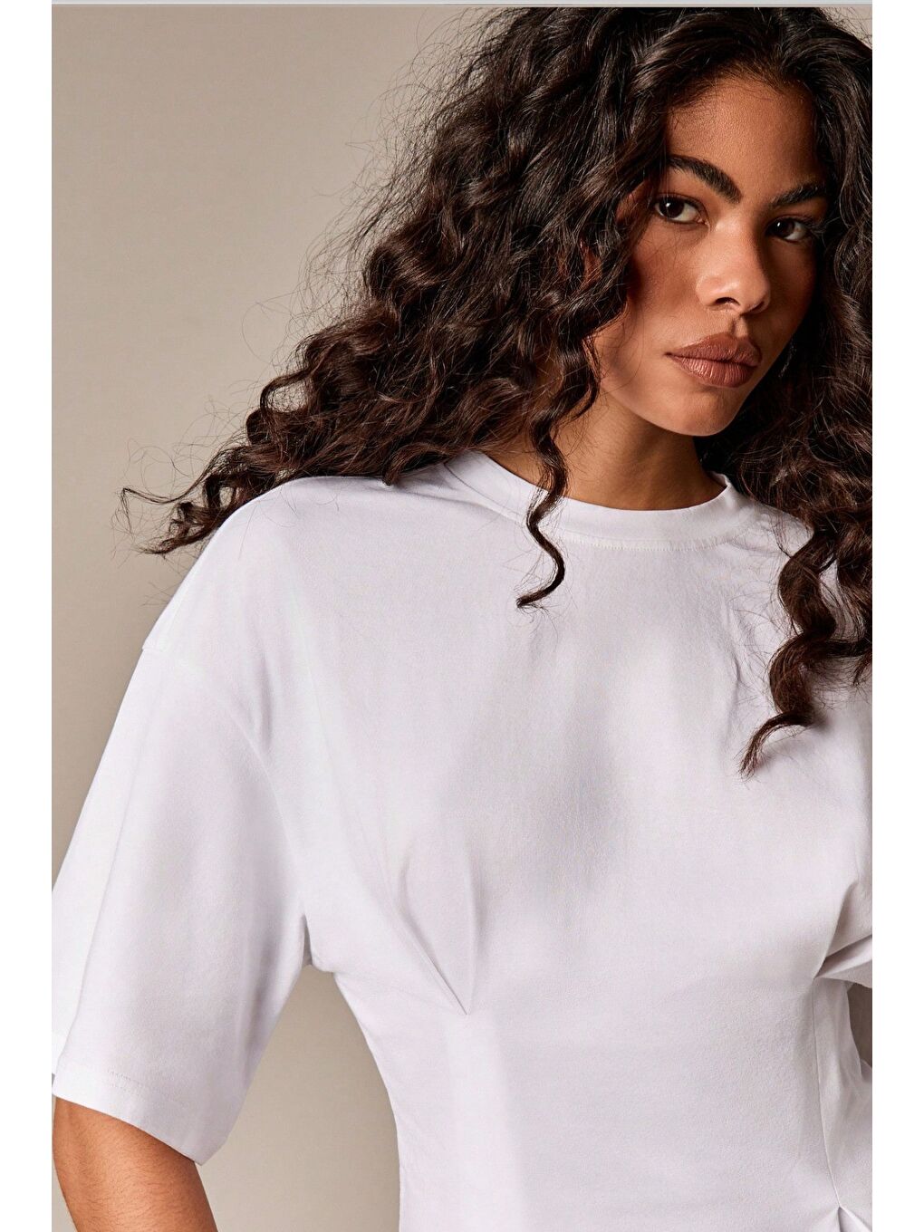 Beyaz Kadın Oversize Basic Tişört Pile Detaylı Rahat Kesim Günlük Kombin-3