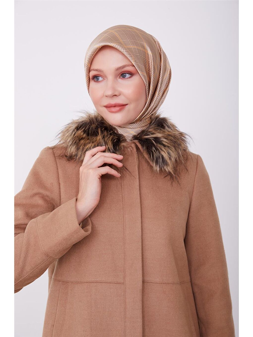 ARMİNE Kahverengi Yakası Kürk Detaylı Önü Patlı Kaban 23K7814 Camel