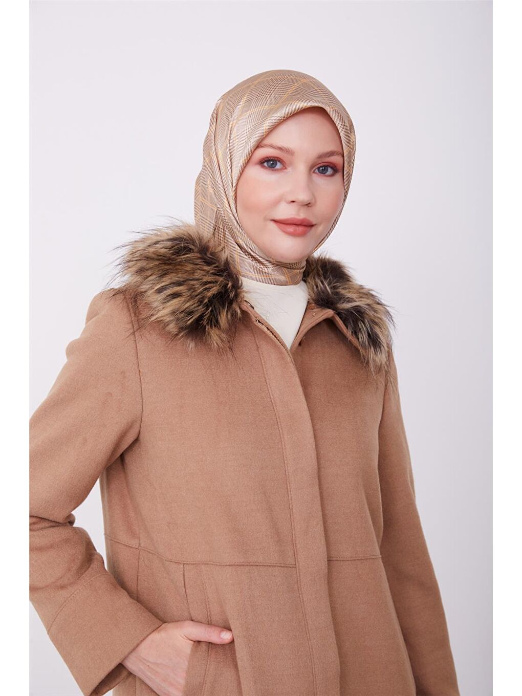 ARMİNE Kahverengi Yakası Kürk Detaylı Önü Patlı Kaban 23K7814 Camel - 1