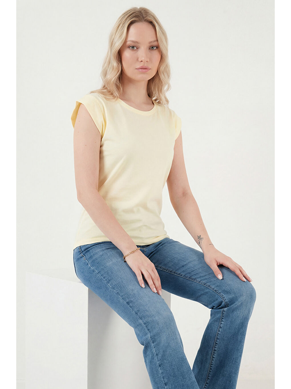 Sarı % 100 Pamuklu Bisiklet Yaka Kolsuz Kadın T Shirt 5864019-2