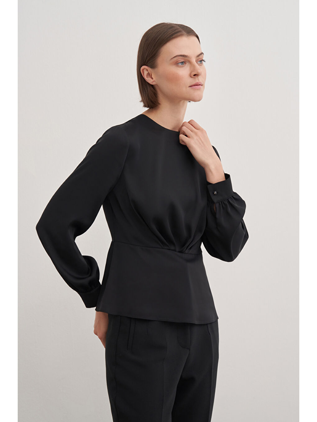 Siyah Katlama Detaylı Bluz-3