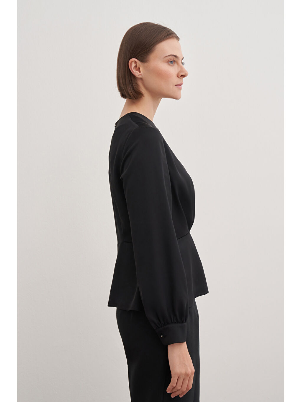 Siyah Katlama Detaylı Bluz-4