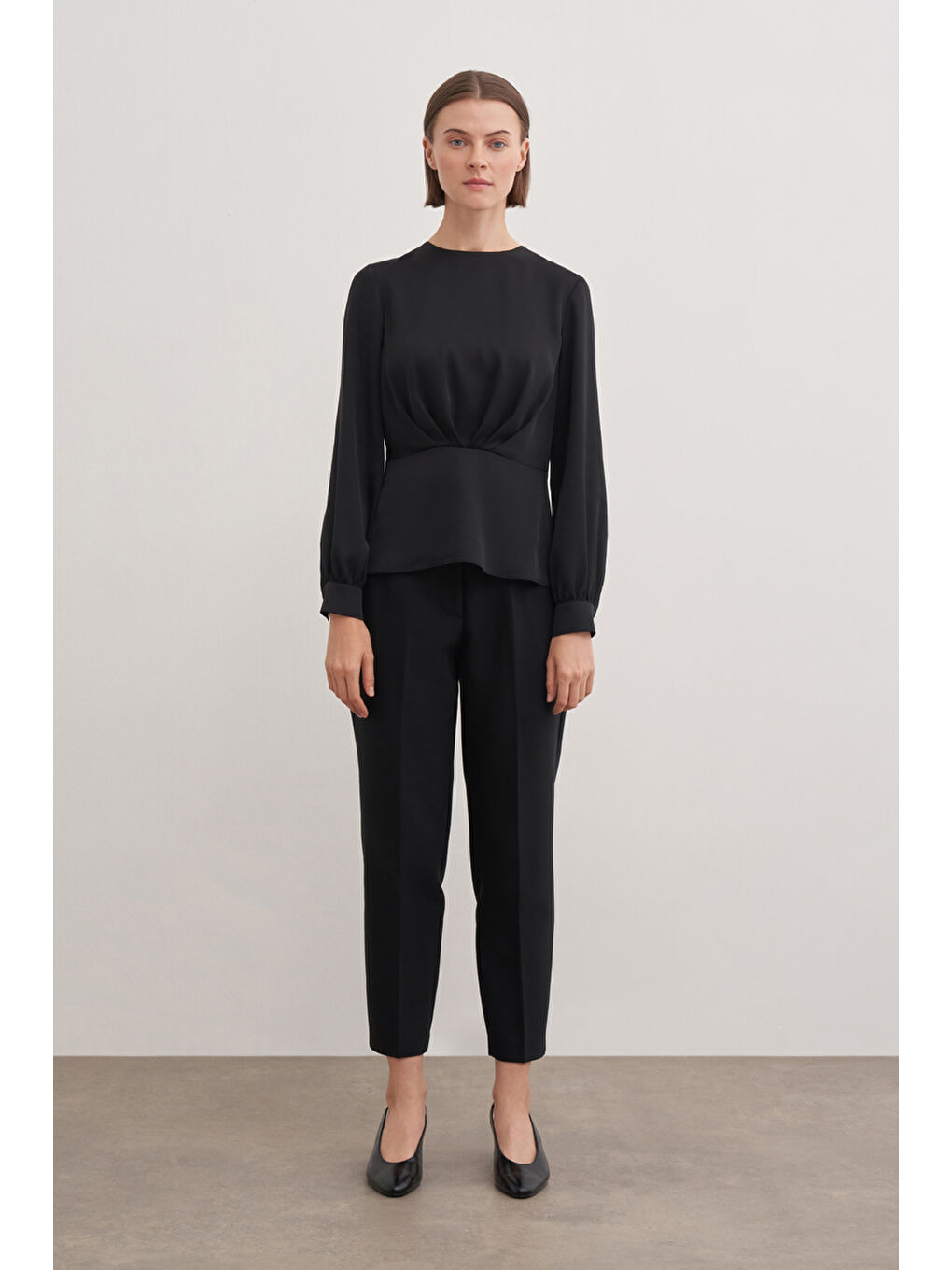 Siyah Katlama Detaylı Bluz-1
