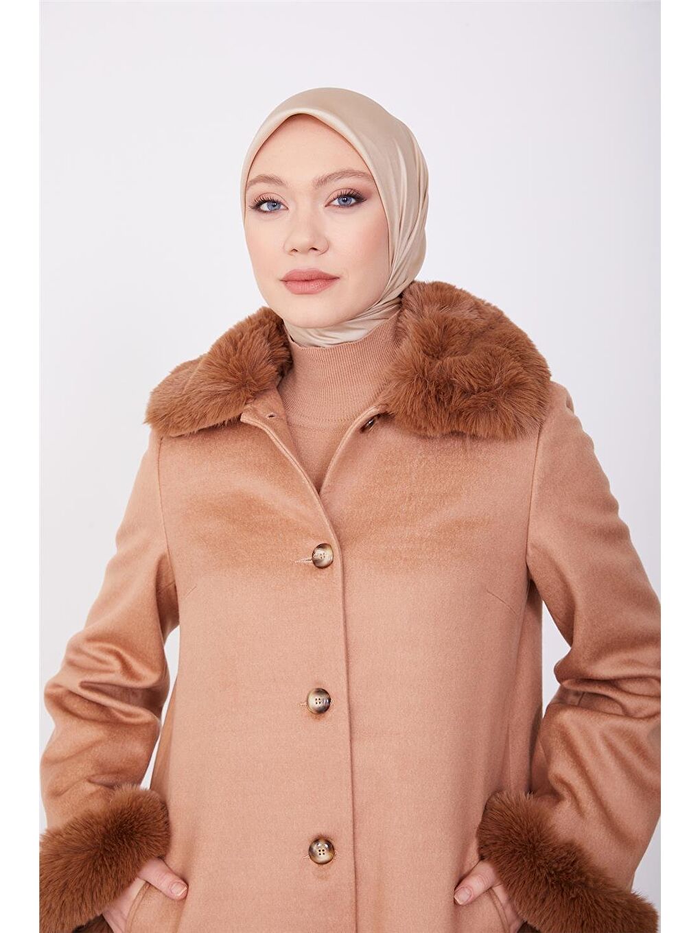 Kahverengi Önü Düğmeli Kürklü Kaban 23K7806 Camel-1