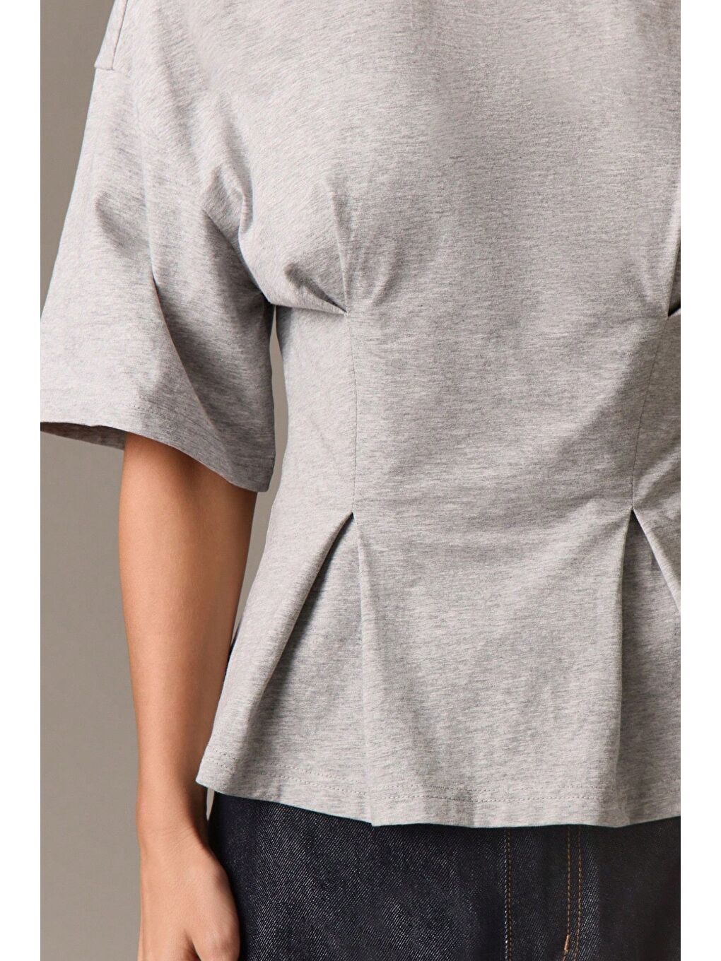 Gri Kadın Oversize Basic Tişört Pile Detaylı Rahat Kesim Günlük Kombin-3