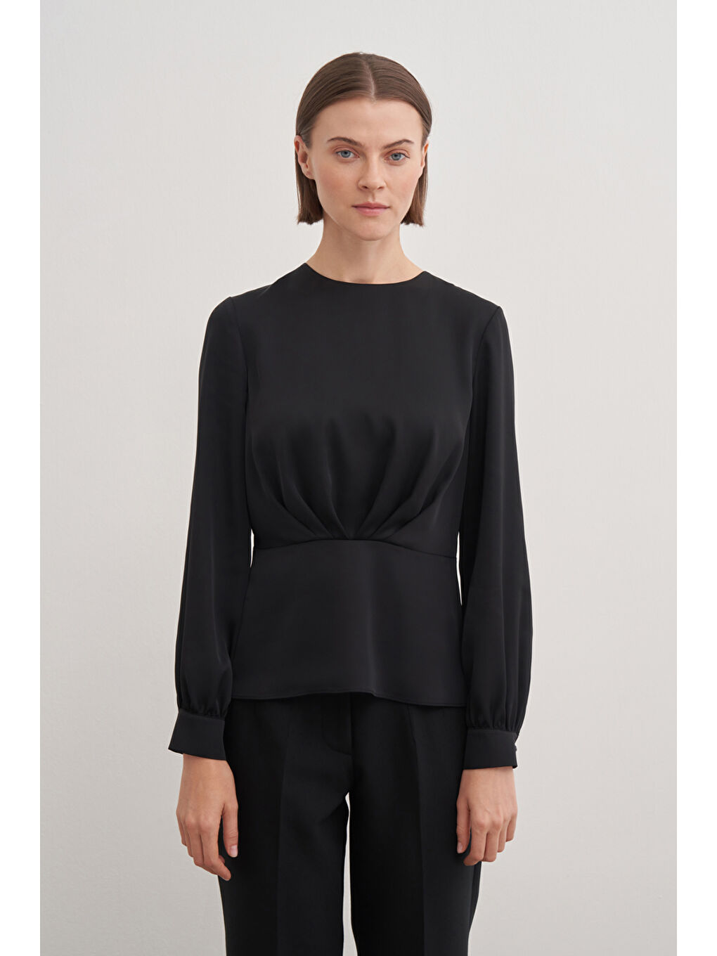 Siyah Katlama Detaylı Bluz-2