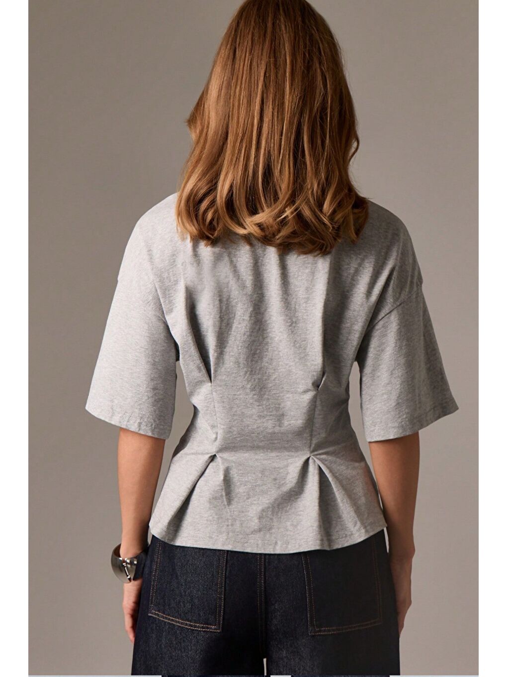 Gri Kadın Oversize Basic Tişört Pile Detaylı Rahat Kesim Günlük Kombin-4