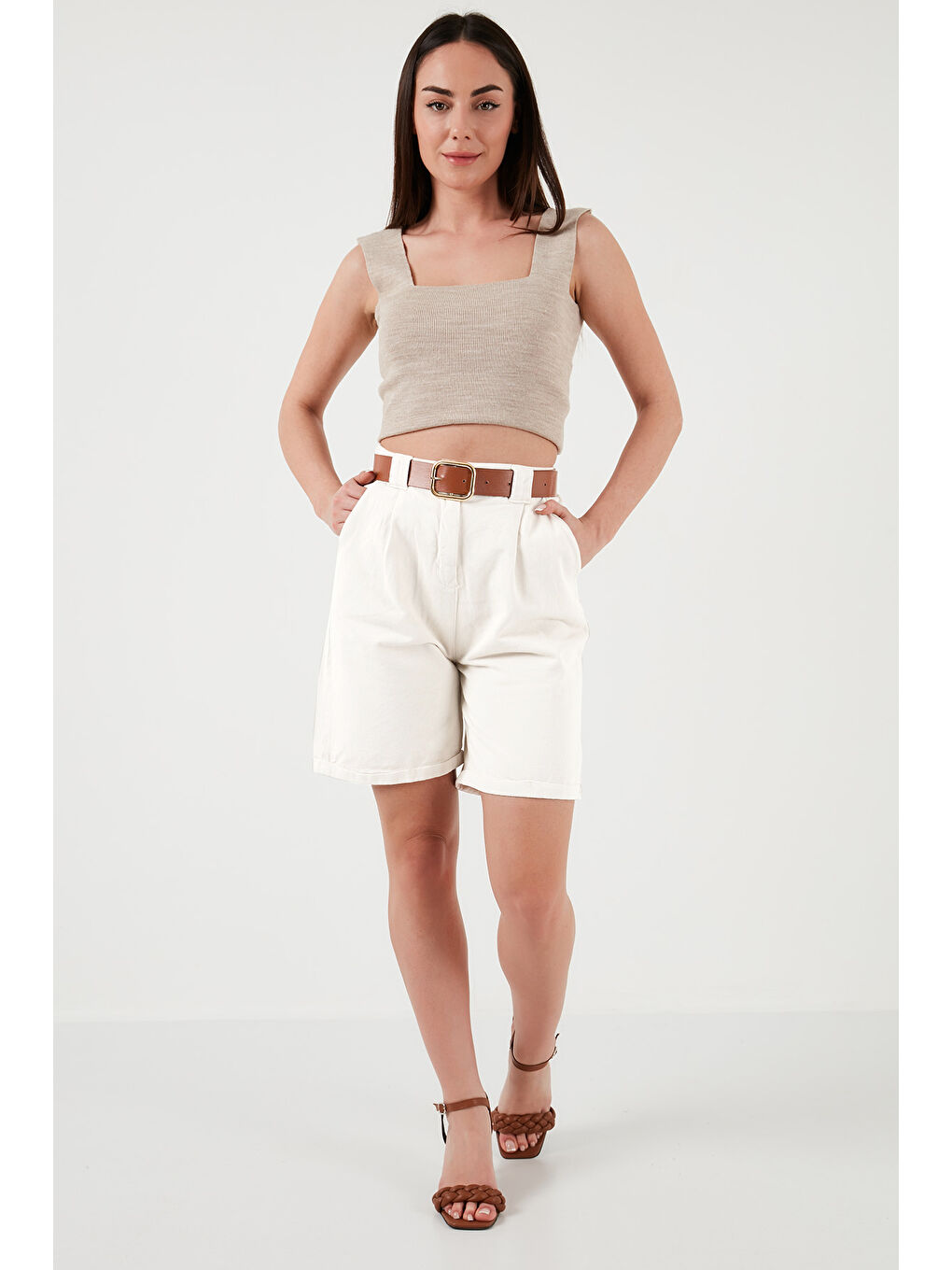 Beyaz Pamuklu Relaxed Fit Yüksel Bel Kemerli Gabardin Kadın Short 668YP4710