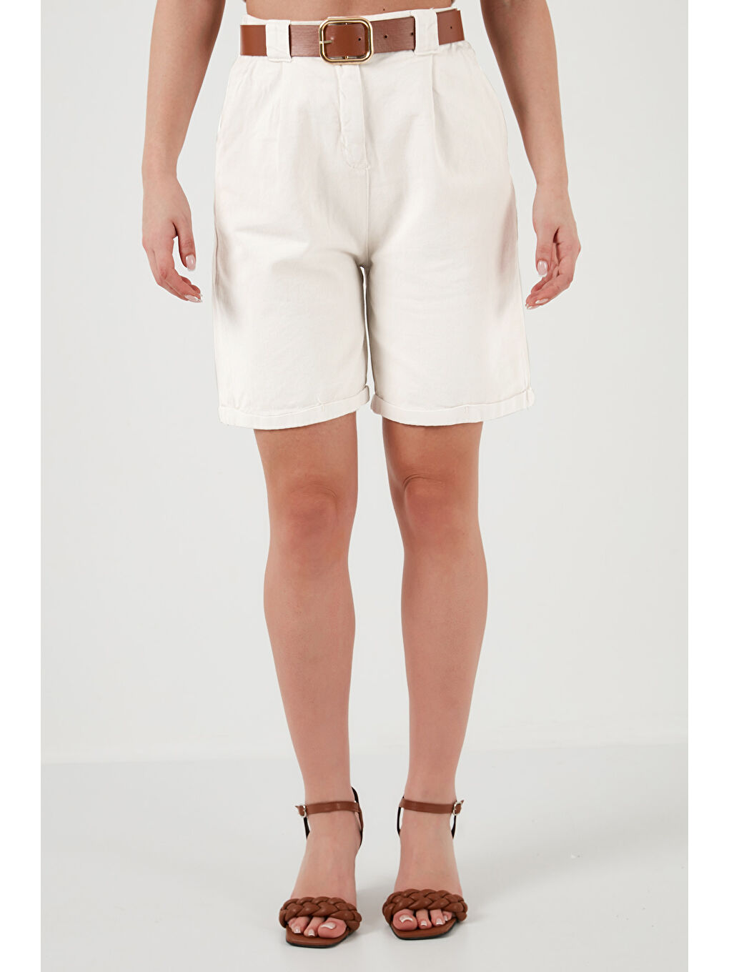 Beyaz Pamuklu Relaxed Fit Yüksel Bel Kemerli Gabardin Kadın Short 668YP4710-2