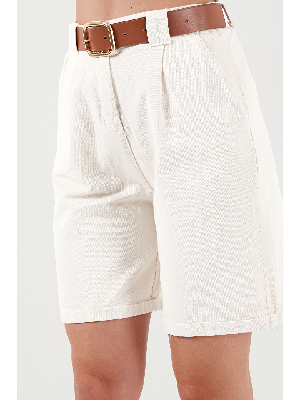 Beyaz Pamuklu Relaxed Fit Yüksel Bel Kemerli Gabardin Kadın Short 668YP4710-3