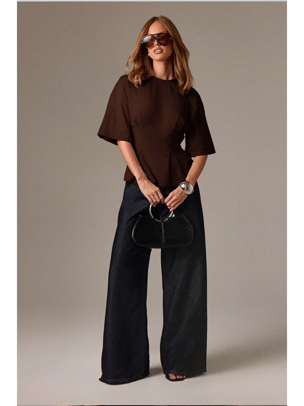 Kahverengi Kadın Oversize Basic Tişört Pile Detaylı Rahat Kesim Günlük Kombin-2