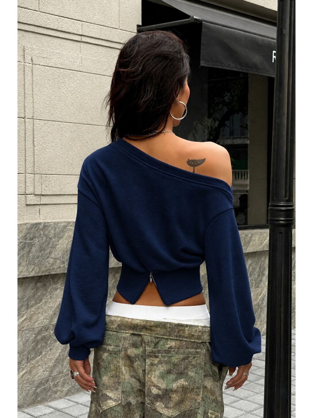Lacivert Kadın Asimetrik Yaka Crop Sweatshirt Omuz Dekolteli Büzgülü Fermuar Detaylı-1