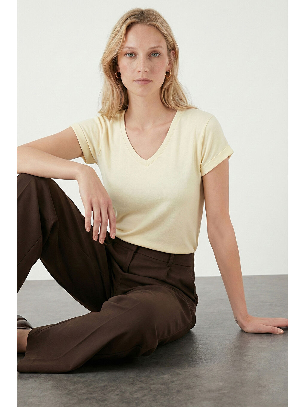 Sarı V Yaka Rahat Kesim Kadın Bluz 5862000-3