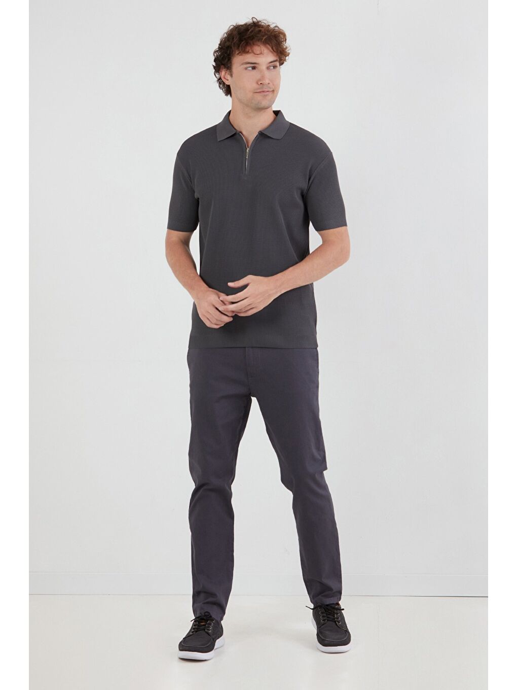 Gri Waffle Kumaş Polo Yaka Yarım Fermuarlı Triko Tişört-1