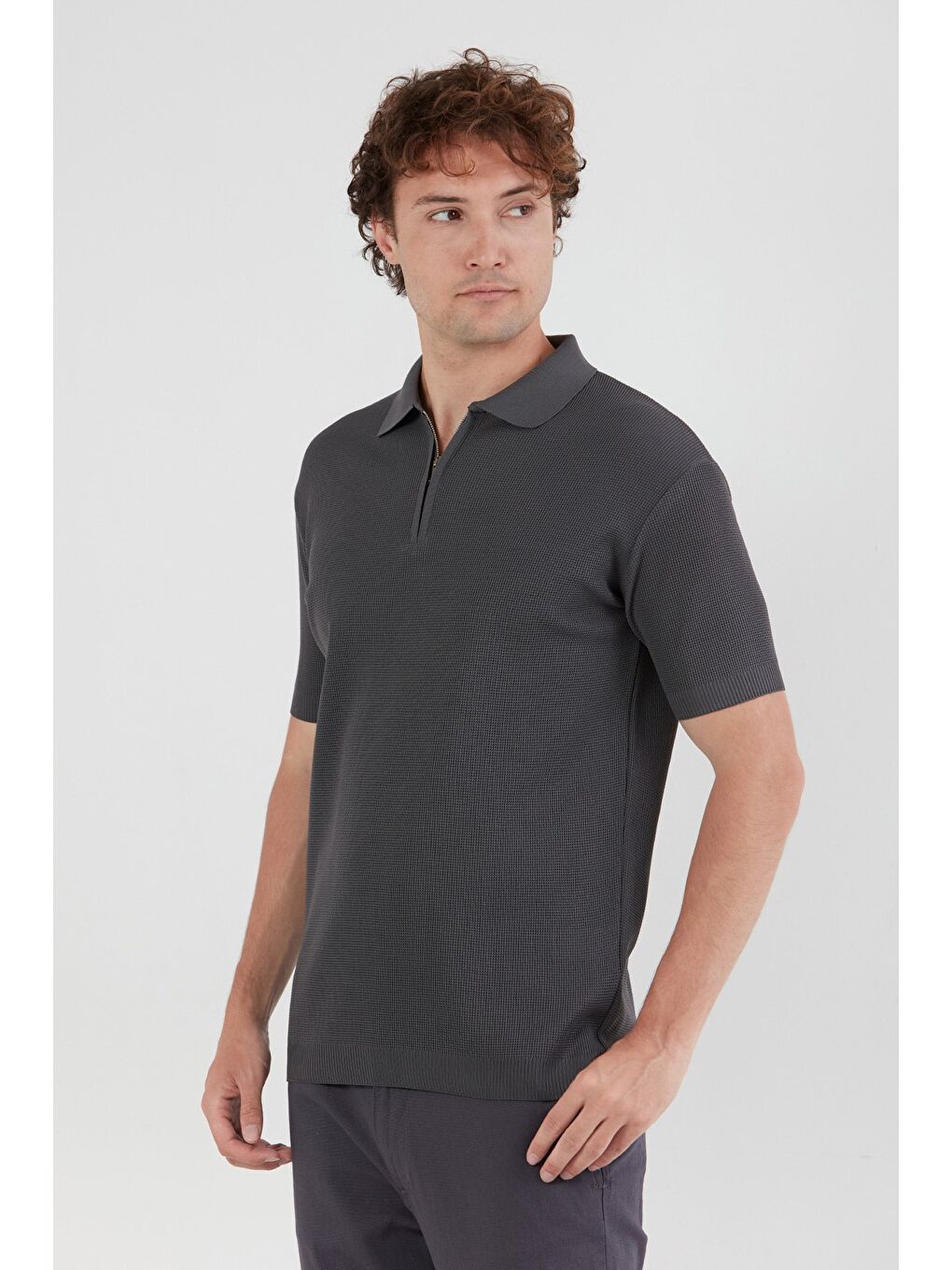 Gri Waffle Kumaş Polo Yaka Yarım Fermuarlı Triko Tişört-2