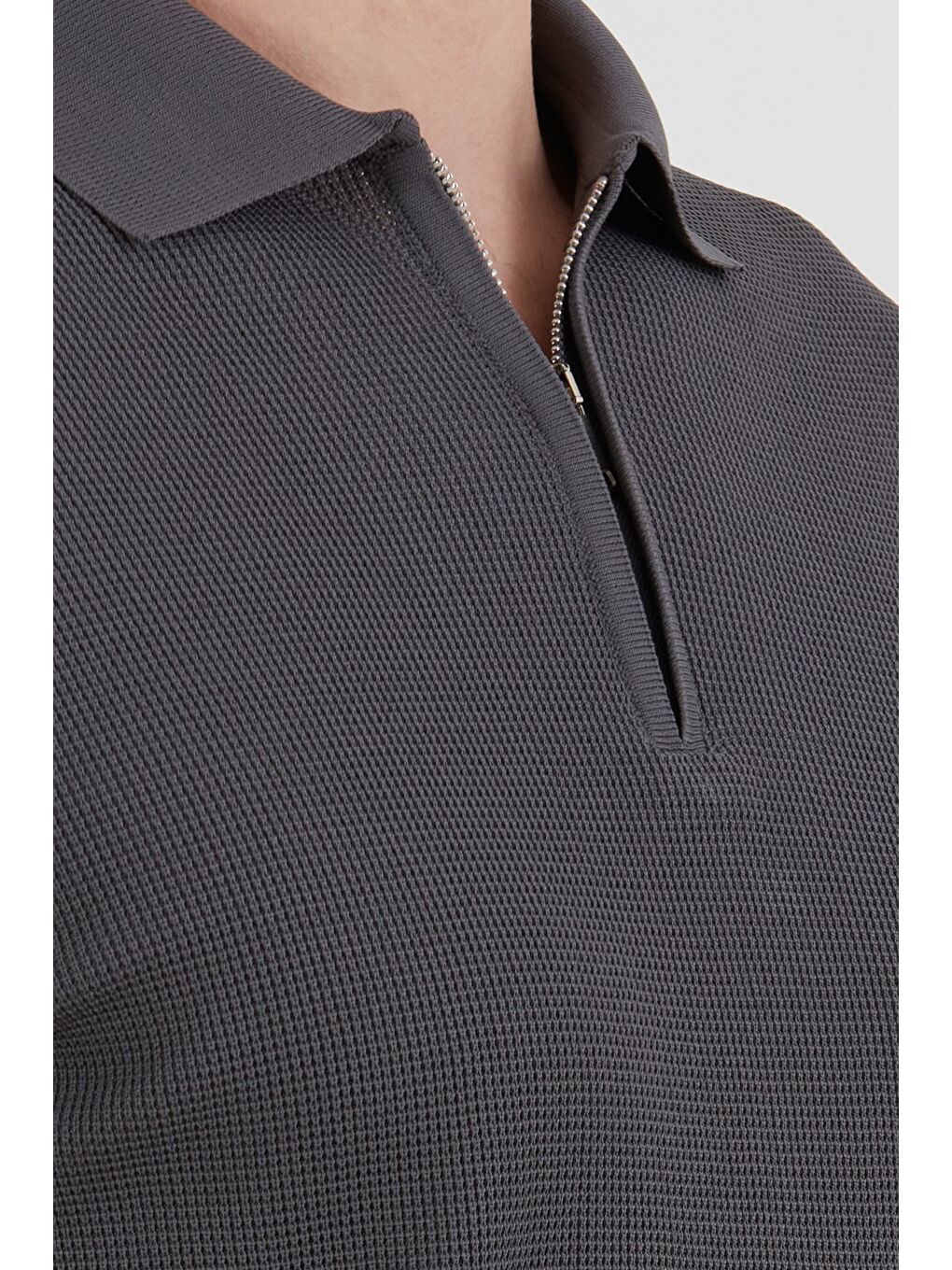 Gri Waffle Kumaş Polo Yaka Yarım Fermuarlı Triko Tişört-3