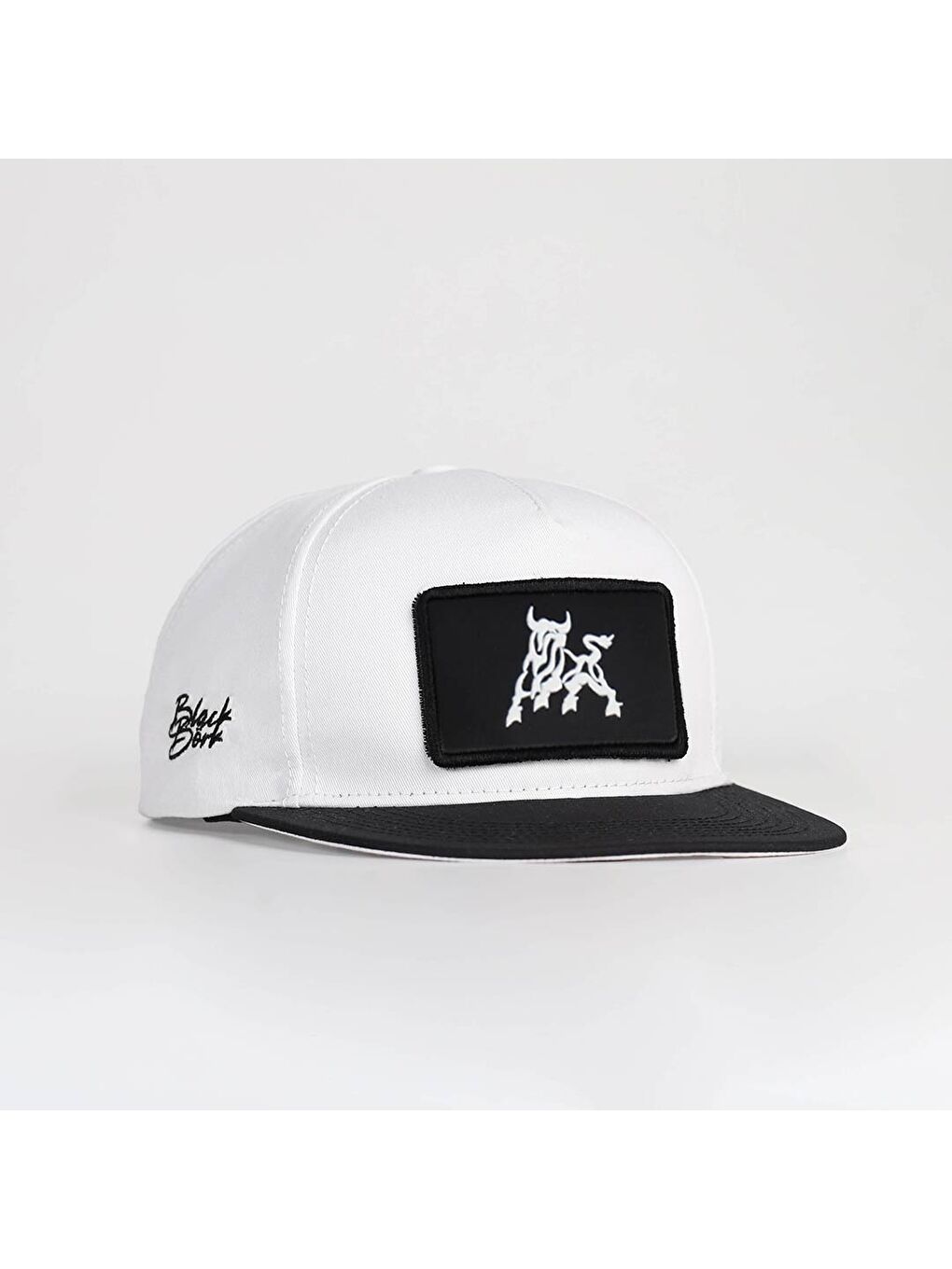 Boğa Logolu Siyah-Beyaz Hip Hop Şapka