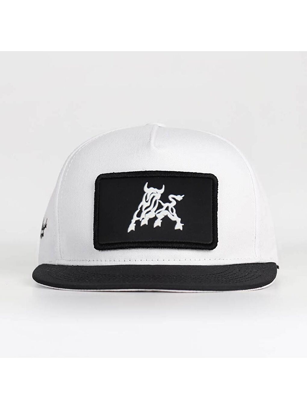 Boğa Logolu Siyah-Beyaz Hip Hop Şapka-1