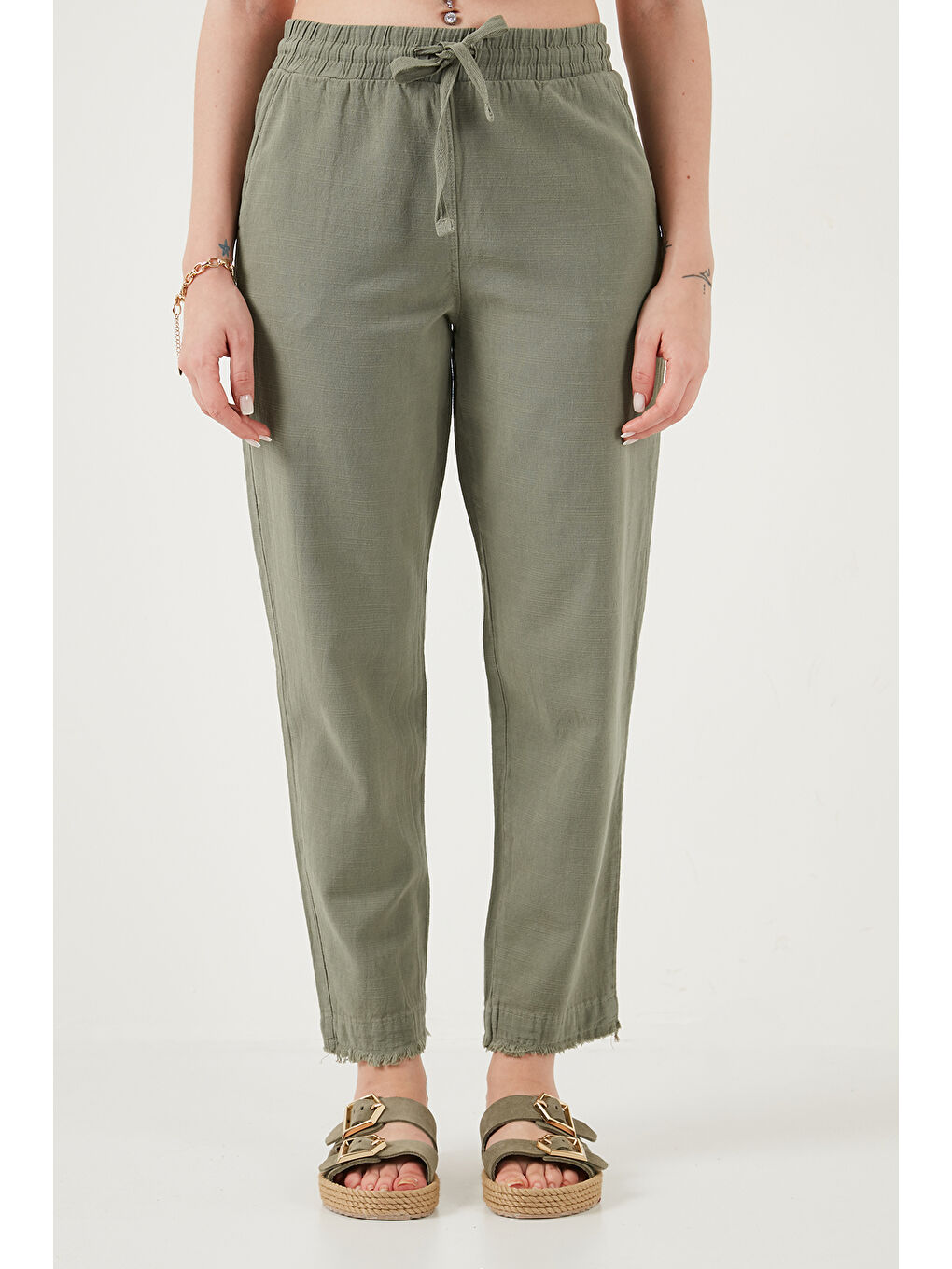 Haki Pamuklu Belden Bağlamalı Yüksek Bel Keten Görünümlü Kısa Paça Kadın Pantolon 668YP5134-5