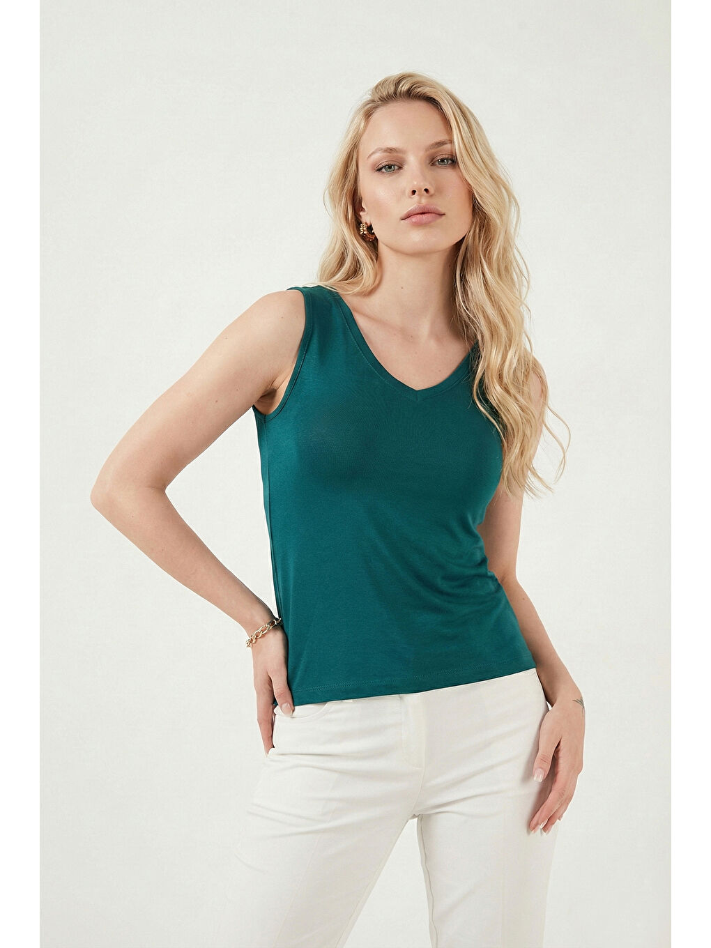 Yeşil Kalın Askılı V Yaka Kadın Bluz 5864384-1