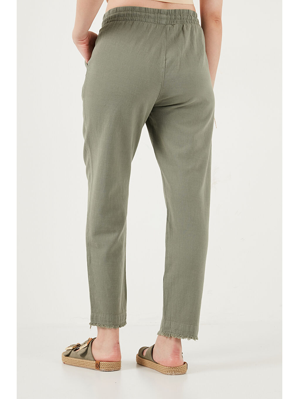 Haki Pamuklu Belden Bağlamalı Yüksek Bel Keten Görünümlü Kısa Paça Kadın Pantolon 668YP5134-6