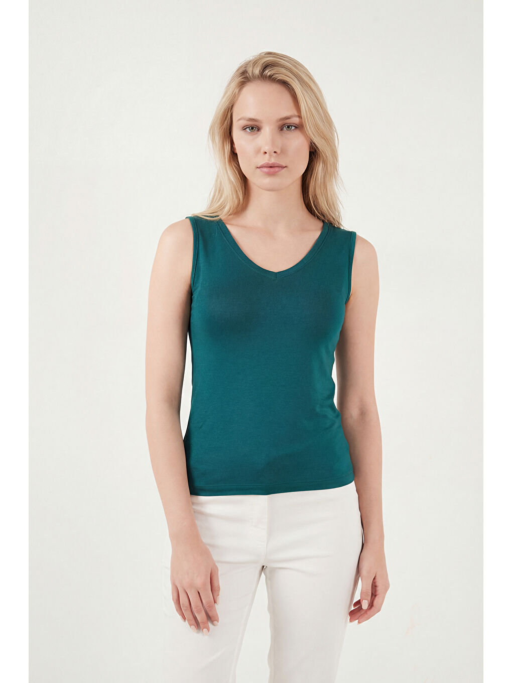 Yeşil Kalın Askılı V Yaka Kadın Bluz 5864384-2